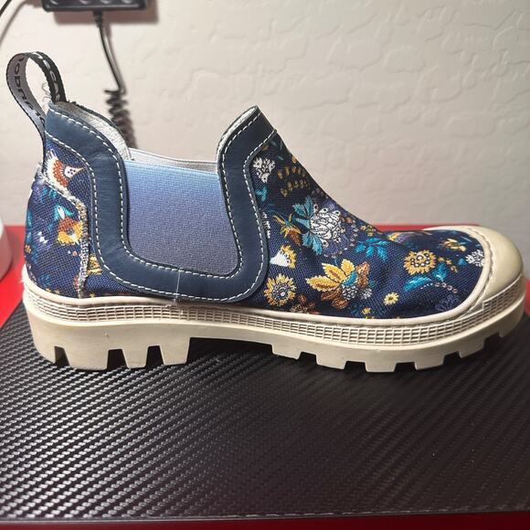 sold out! vaddia izzy navy floral sneakers us 6.5 retail $199 - Picture 4 of 11